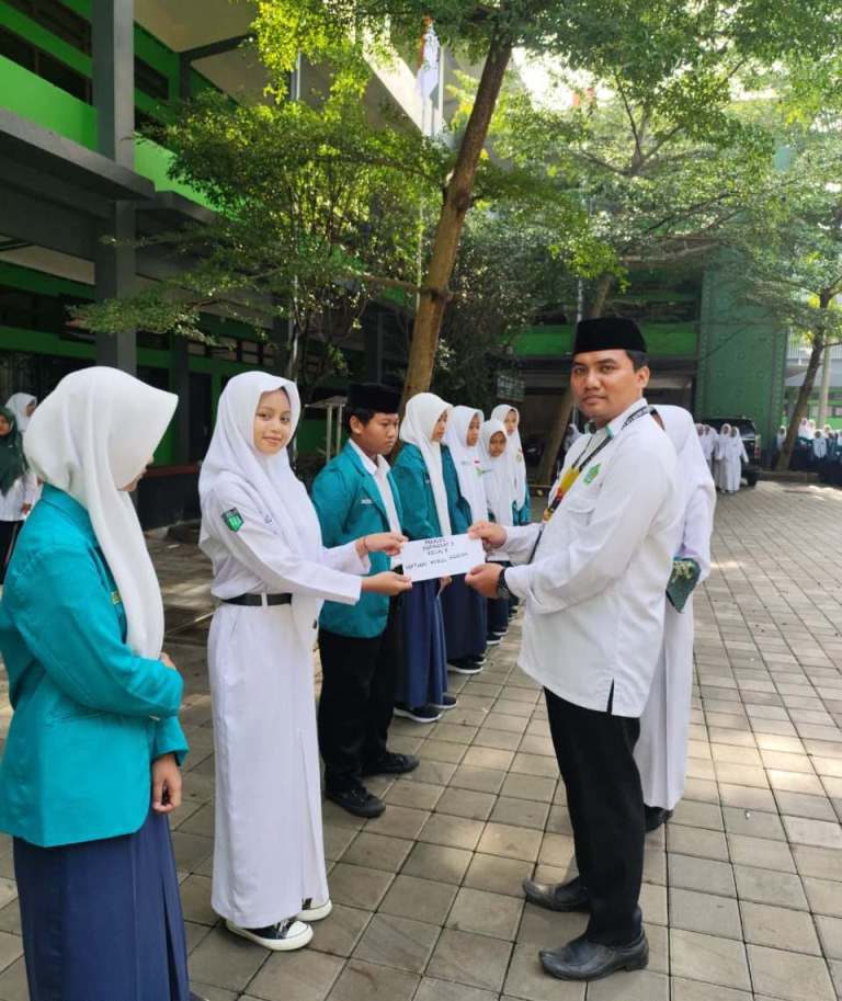 MTs Ma’arif Andong Serahkan Hadiah Lomba Isro’ Mi’roj kepada Para Juara