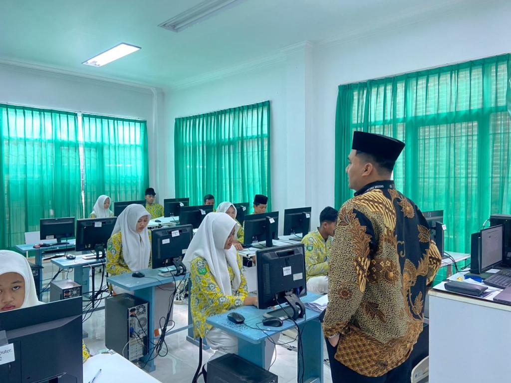 Siswa MTs Ma’arif Andong mengerjakan soal Try Out TKA