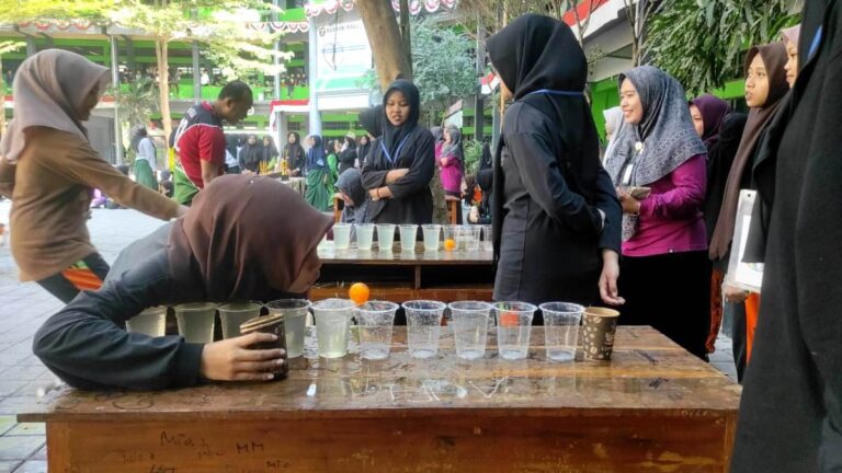 Semangat Lomba Estafet Bola Air MTs Ma’arif Andong Semarakkan Peringatan HUT RI