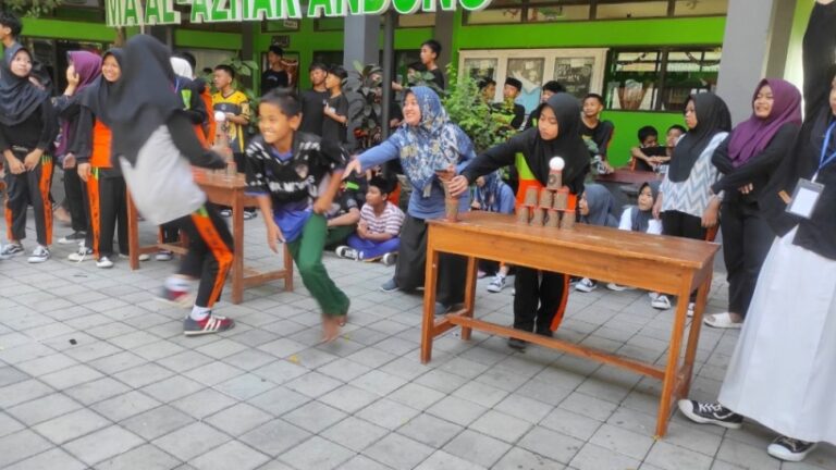 Kekompakan Siswa MTs Ma’arif Andong Warnai Lomba Susun Menara HUT RI