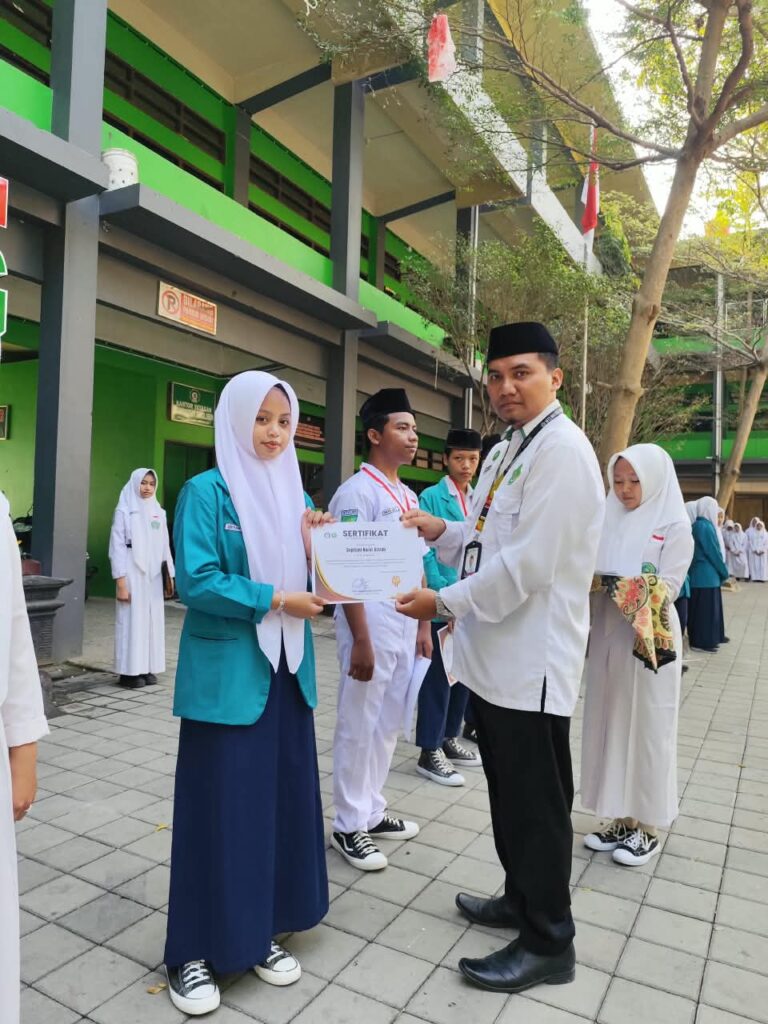 Apresiasi Prestasi Siswa, MTs Ma’arif Andong Serahkan Penghargaan Medali NAC dan Penghafal Al-Qur’an